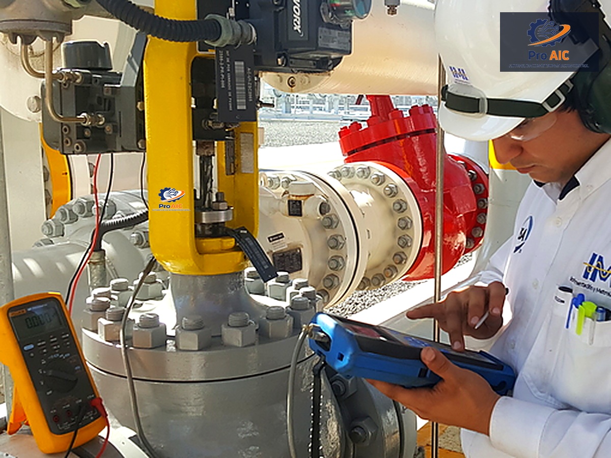 Técnico Instrumentista Pro AIC Calibrando con HART