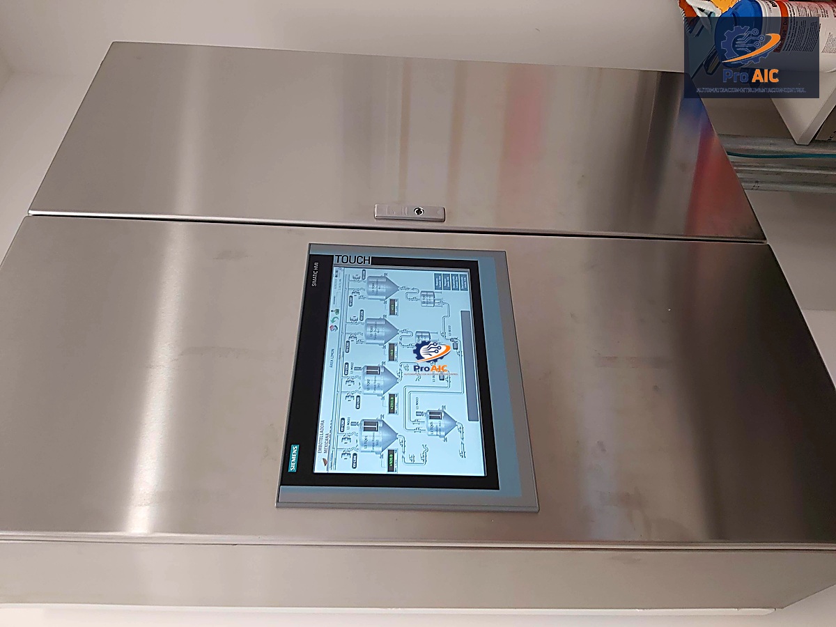 Ingeniero Pro AIC Programando PLC en Planta