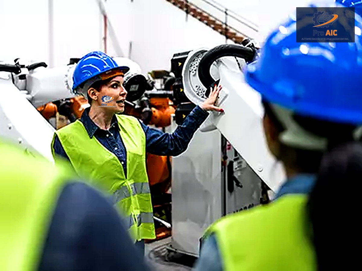 Ingeniera Pro AIC Capacitando en Piso de Producción